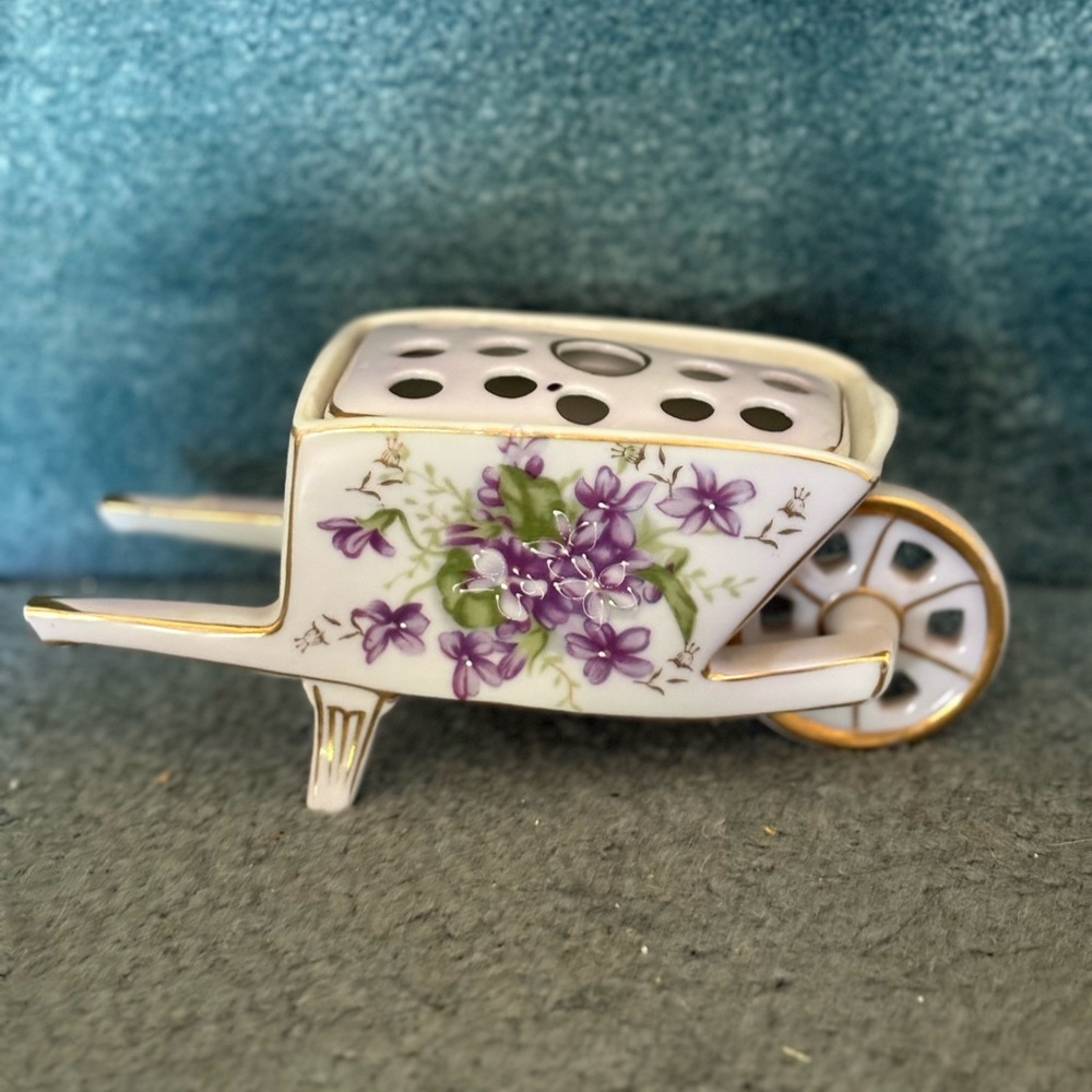 Vintage Wheelbarrow Flower Frog Vase VIOLETS Porcelain Mid Century Cottagecore🌷